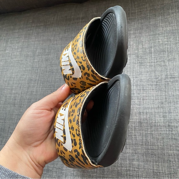 NIKE VICTORI ONE WOMENS PRINT SLIDES - Picture 4 of 10